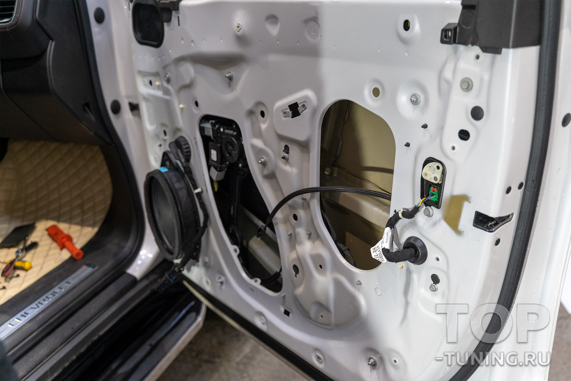 Скрытая установка доводчиков дверей Смарт Лок в новый Шевроле Тахо 5 поколения 2020+