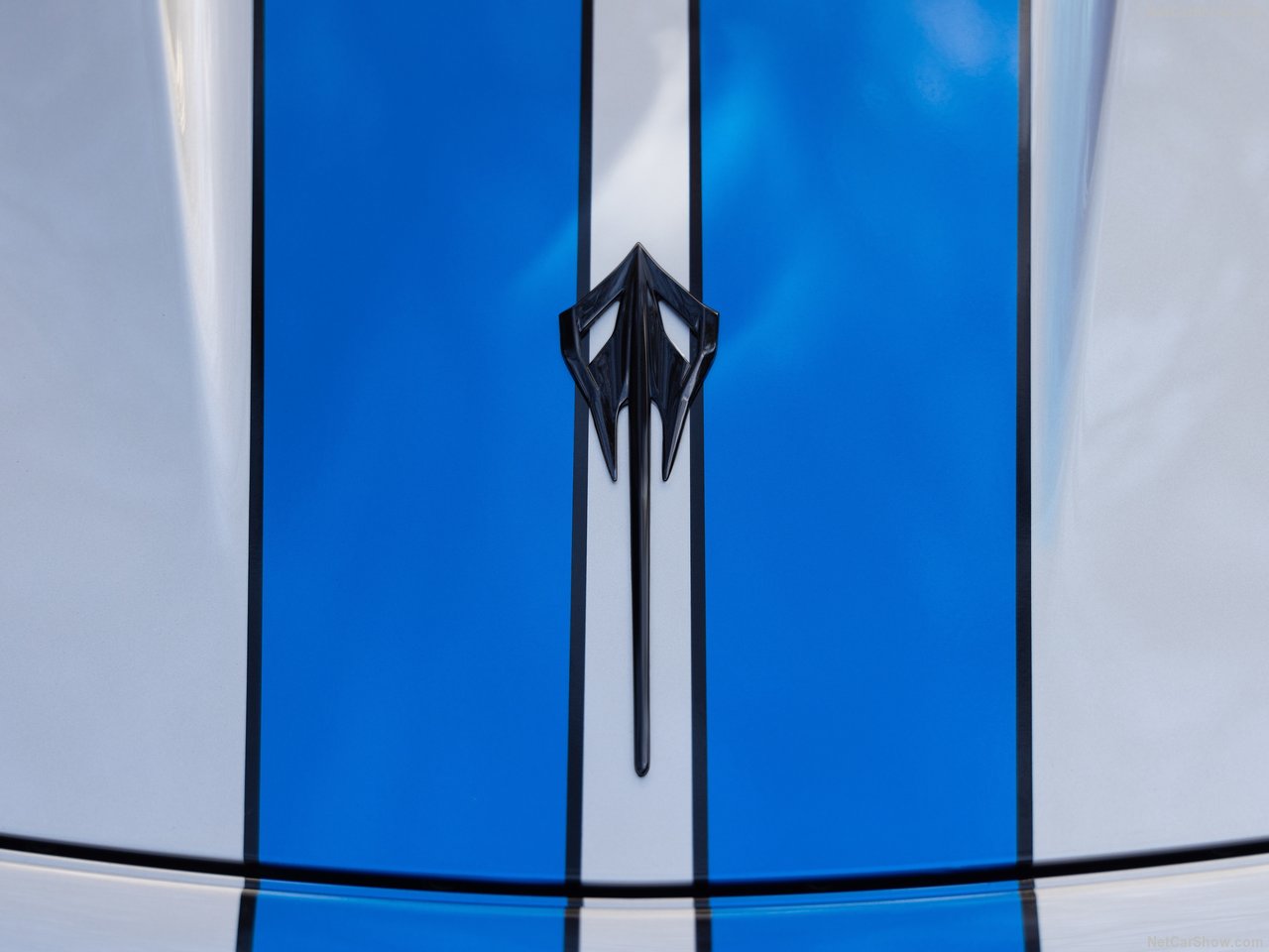 Corvette десятилетиями торговал своими традиционными бензиновыми двигателями, но в 2023 году Chevrolet оседлает волну электрификации, чтобы представить нам это: Corvette E-Ray. LT2 V8 модели C8 остается, но благодаря расположенному спереди электродви