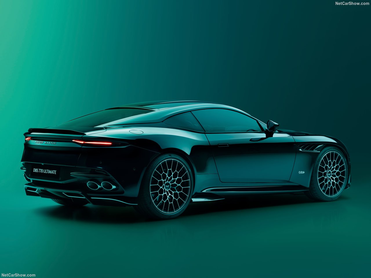 Чтобы создать 770 Ultimate, Aston извлек дополнительную мощность из 5,2-литрового двигателя V12 с двойным турбонаддувом, и теперь он выдает 759 л.с. По словам фирмы, это произошло благодаря повышенному давлению наддува и измененным путям подачи возду