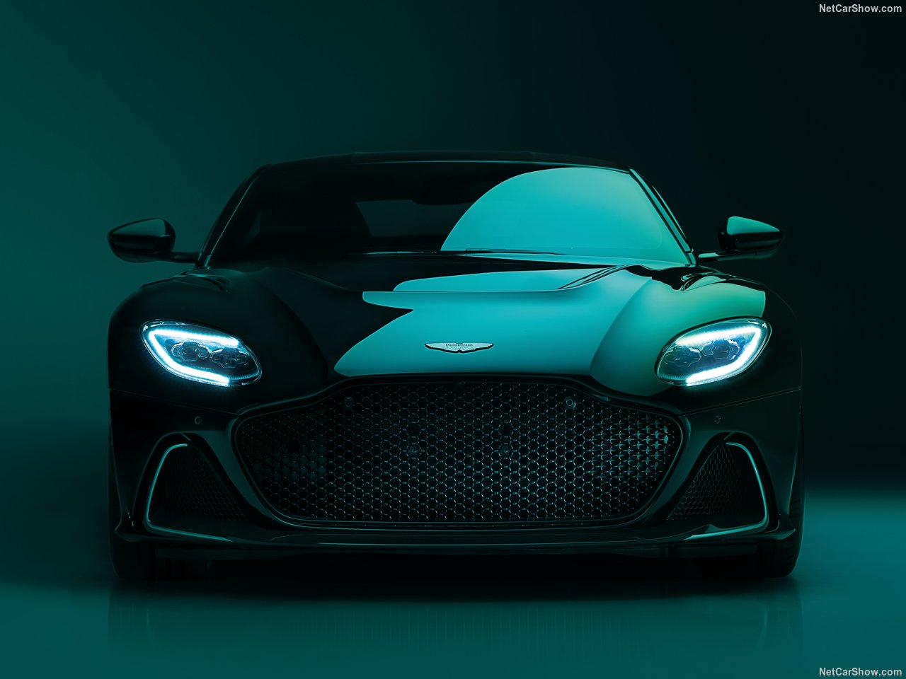 Чтобы создать 770 Ultimate, Aston извлек дополнительную мощность из 5,2-литрового двигателя V12 с двойным турбонаддувом, и теперь он выдает 759 л.с. По словам фирмы, это произошло благодаря повышенному давлению наддува и измененным путям подачи возду