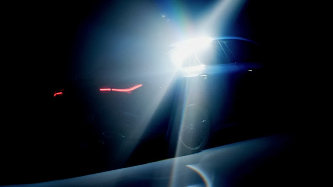 Обновленный Mercedes CLA дебютирует 18 января 2023 года, что подтверждается темным тизерным изображением, опубликованным немецкой фирмой. Четырехдверный купе относится ко второму поколению и является прямым конкурентом BMW 2 серии Gran Coupe.