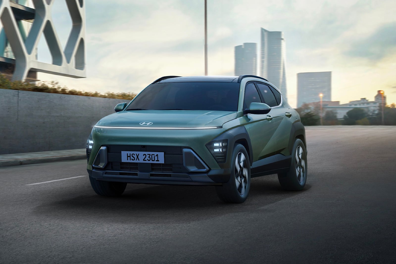 Kona также будет предлагаться как гибридный и полностью электрический автомобиль. Hyundai пока не раскрывает дополнительных подробностей об электромобиле, но отмечает, что гибрид для корейского рынка будет использовать «специально откалиброванную» 1,