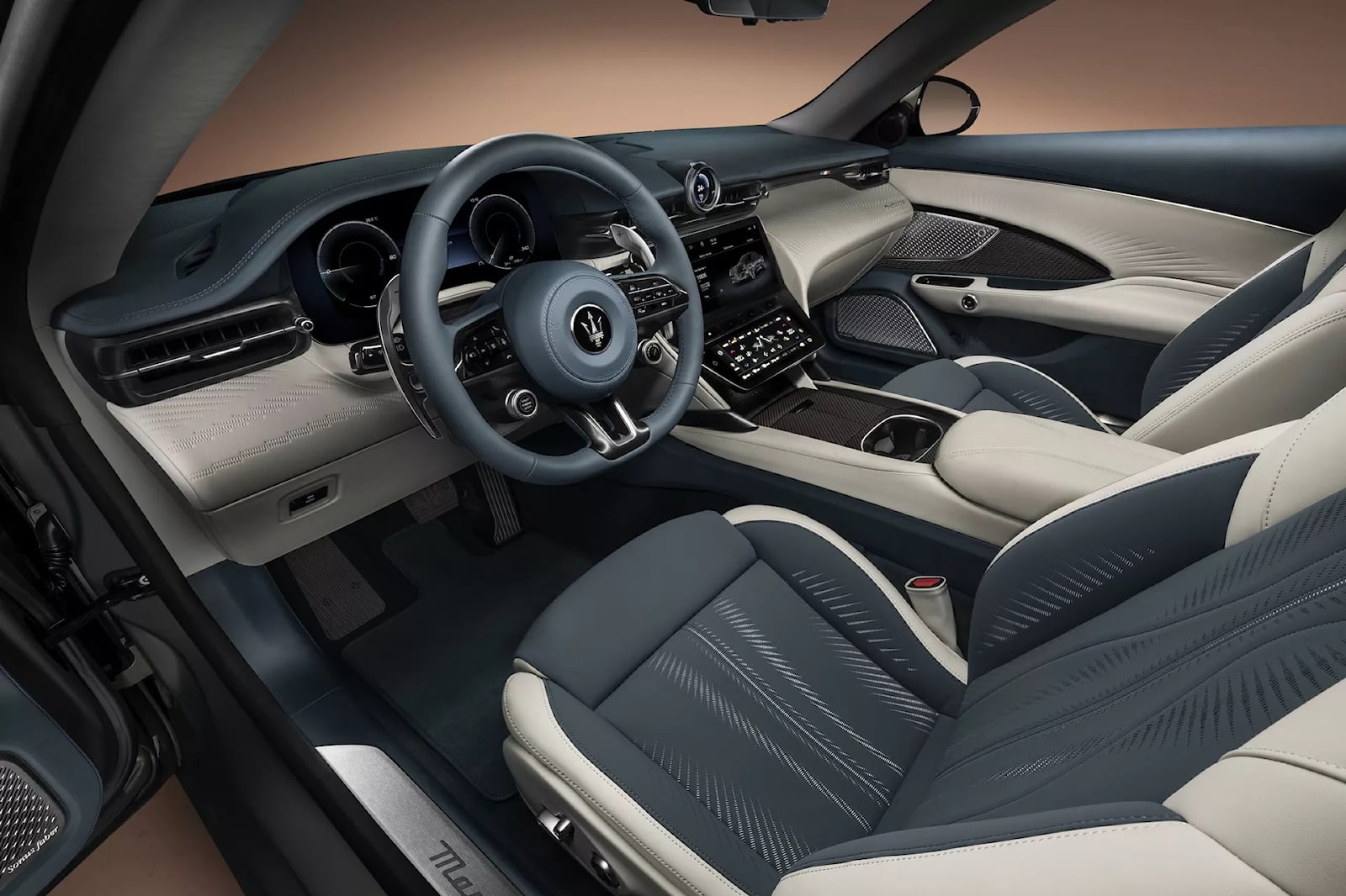 Maserati утверждает, что у нового GT имеет «самый простой и быстрый цифровой климат-контроль на рынке», но мы все еще не можем не закатить глаза автопроизводителям за то, что они отказываются усвоить урок о том, что не использовать физическое управле