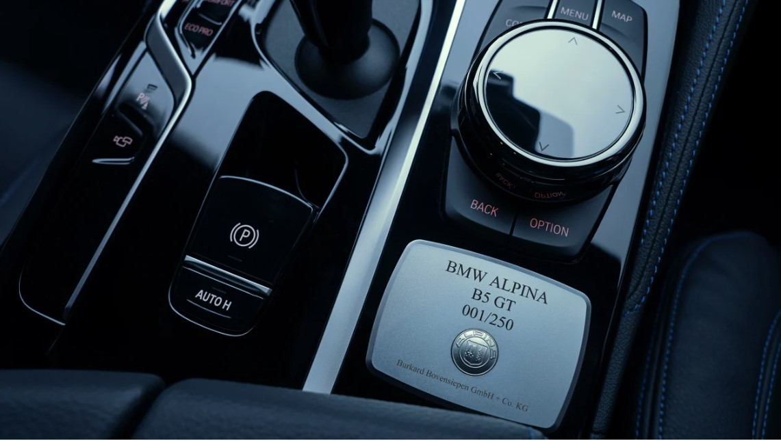 Культовый BMW Fettler Alpina представил новую переработанную версию 5-й серии, получившую название B5 GT. Установка здесь аналогична B5, выпущенной в 2020 году, с 4,4-литровым V8, обеспечивающим движение, но теперь блок с двойным турбонаддувом выдает