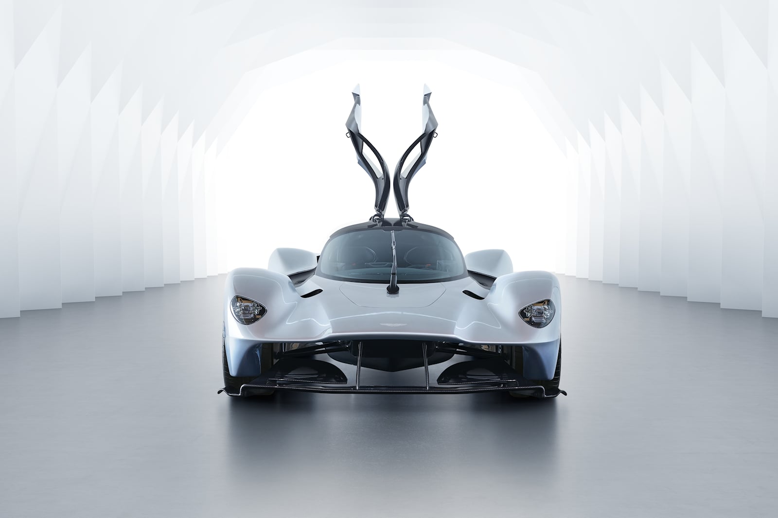 «Никто не строит Aston Martin самостоятельно, и это фантастическая возможность для опытных автомобильных техников присоединиться к нашей команде мирового уровня и сыграть свою роль в этой захватывающей следующей главе богатой истории Aston Martin».