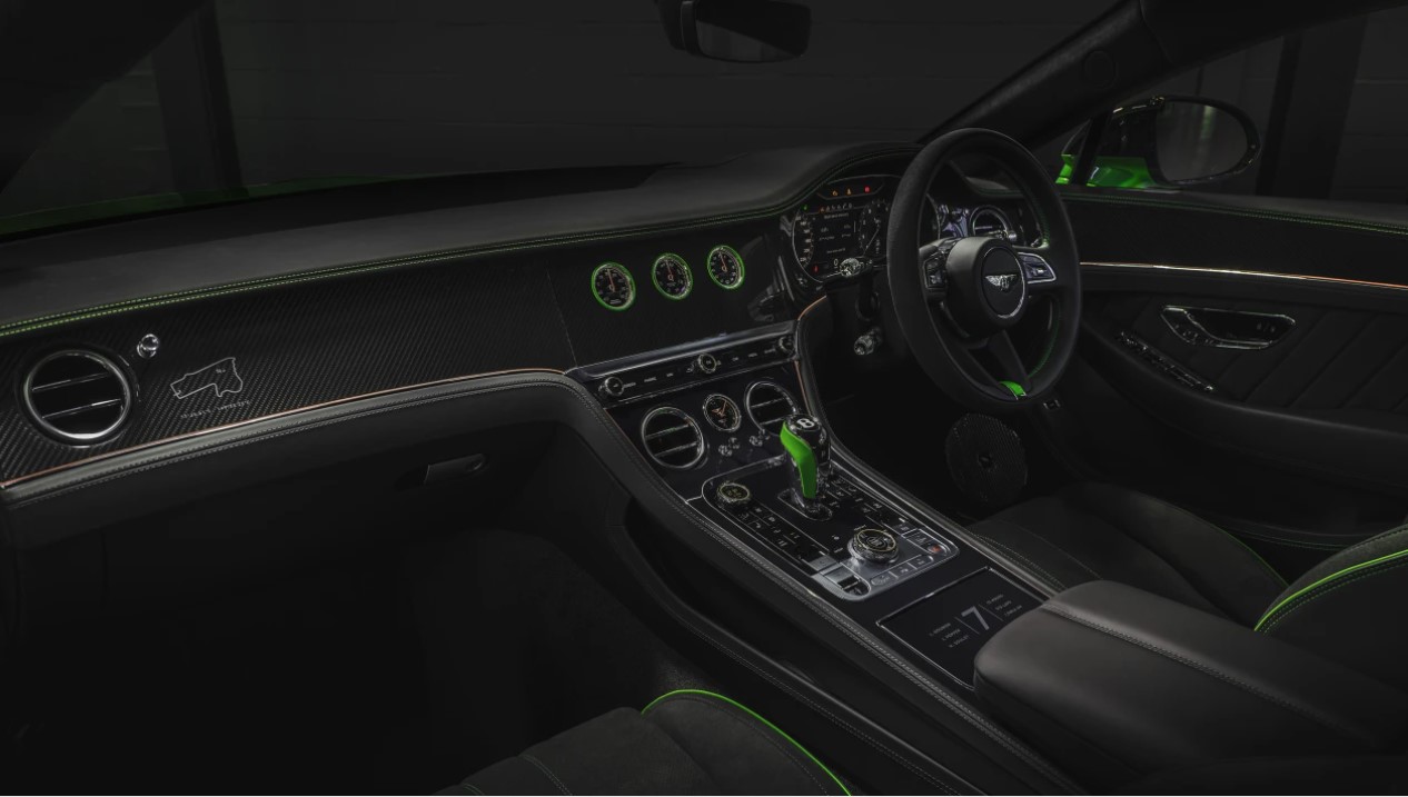 Проект был инициирован командой Bentley по персонализации в Mulliner и ее филиалом Bentley в Сиднее. Оба автомобиля имеют измененный дизайн внутри и снаружи, и у них есть ряд общих характеристик с гоночным автомобилем-победителем.