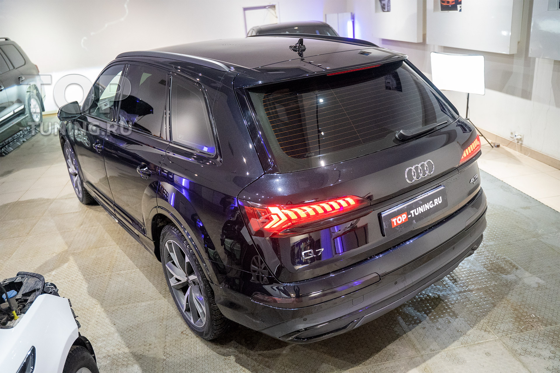 Фирменный продувной спойлер Renegade для Audi Q7 2 4M (2019-2023). Сравнение до и после. Монтаж выполнен в Топ Тюнинг Москва