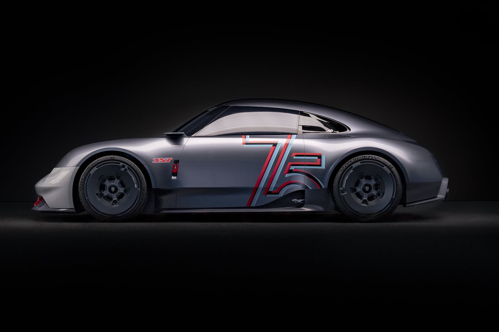 «Мы создали особенный подарок на день рождения в виде Porsche Vision 357, который использует модель 356 в качестве основы, чтобы подчеркнуть значимость нашей дизайнерской ДНК», — говорит Михаэль Мауэр, вице-президент Style Porsche. «Концепт-кар — это