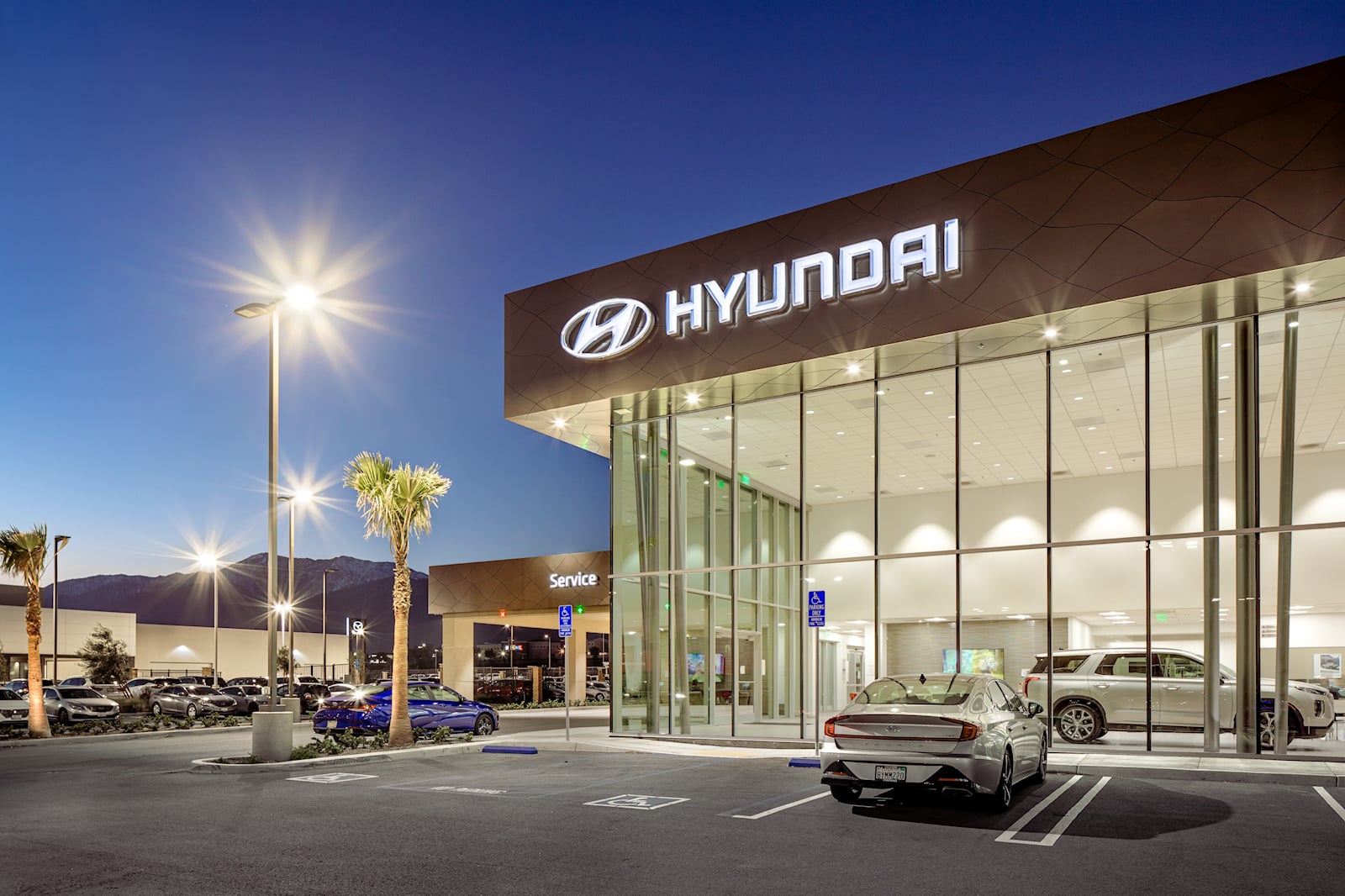 Дни Hyundai как бюджетного бренда, кажется, прошли, поскольку инновационные технологии компании и привлекательный стиль повысили ценность бренда в последние годы. История компании уходит своими корнями в 1986 год, когда она была запущена как «недорог