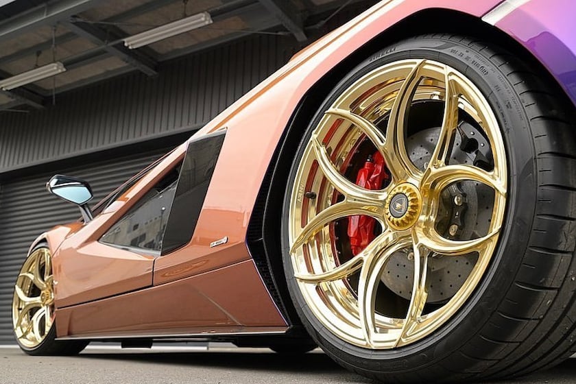 Колеса, состоящие из двух частей, являются одними из последних новинок серии X от ANRKY Wheels под названием S2-X0. Они представлены в привлекательной отделке Mirror Polished Gold. За ними вы можете увидеть красные суппорты, которые сочетаются с обив