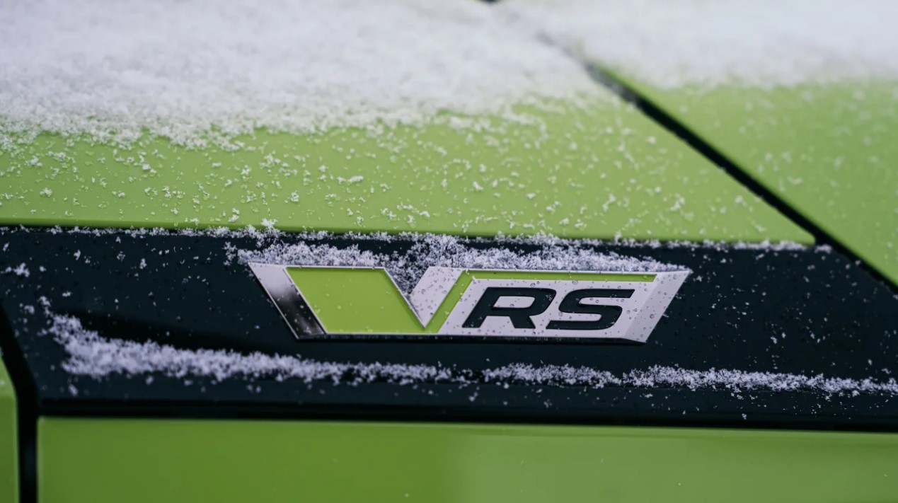 Для установления рекорда использовался серийный внедорожник Skoda Enyaq iV VRS с водителем Ричардом Миденом за рулем, чтобы записать 7,35-километровую непрерывную петлю на замерзшем озере Стортьярнен в Швеции.