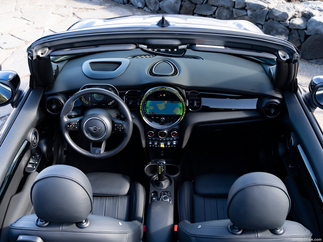 Менее чем через восемь месяцев после того, как компания MINI показала свой электрический прототип Cooper SE Convertible, компания MINI объявила о выпуске ограниченной серии электромобиля с откидным верхом.
