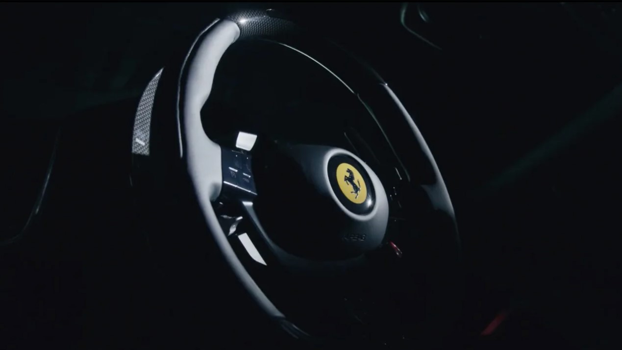 Ferrari Roma Spider уже прошел шпионские испытания, но фирма из Маранелло, возможно, только что дала нам первый официальный тизер автомобиля. В темном видео из социальных сетей мы можем увидеть руль Roma в сочетании с шумной минусовкой. 16 марта обсу