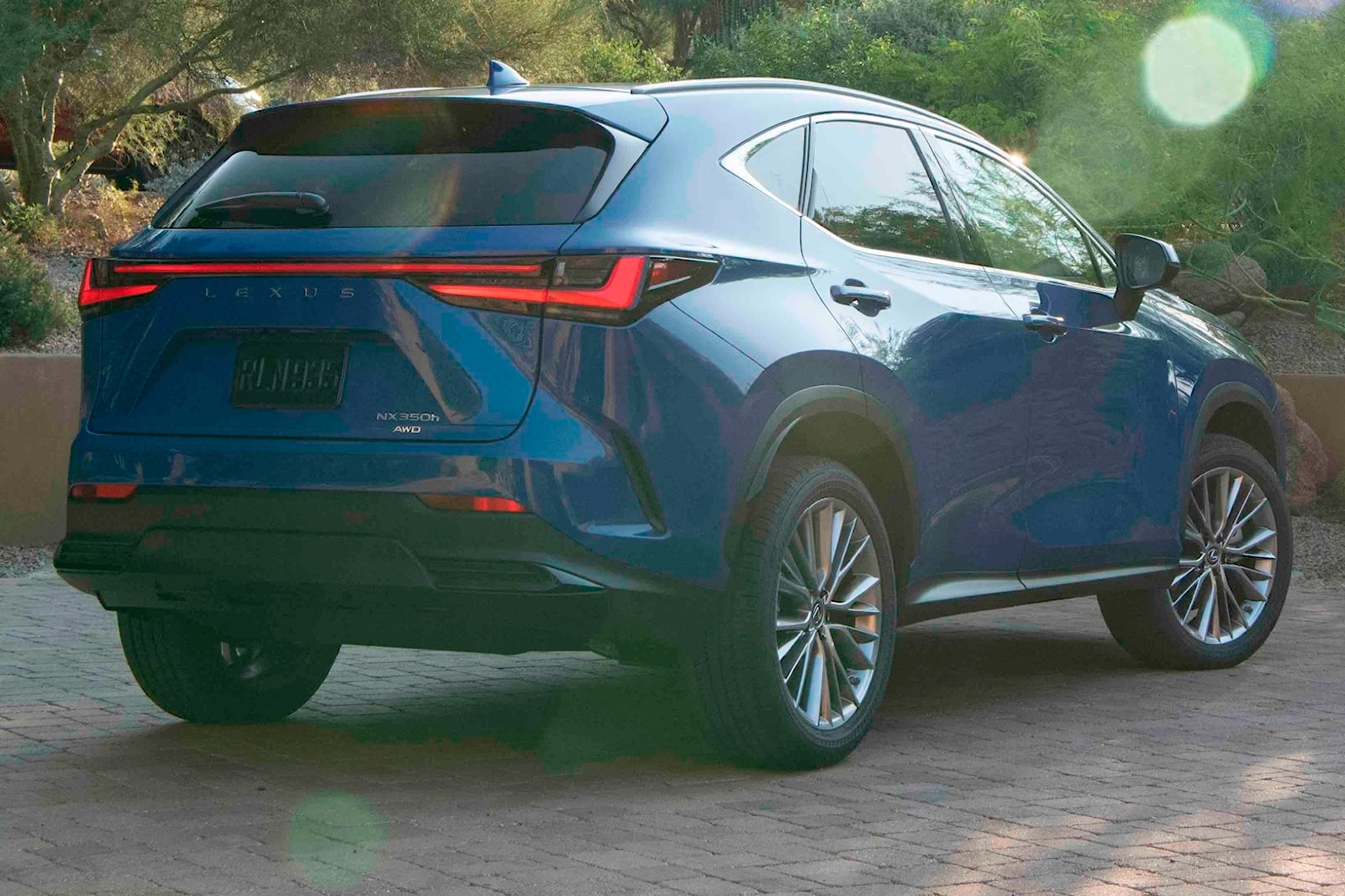 Роскошный кроссовер Lexus NX получил тонкое обновление к 2024 году