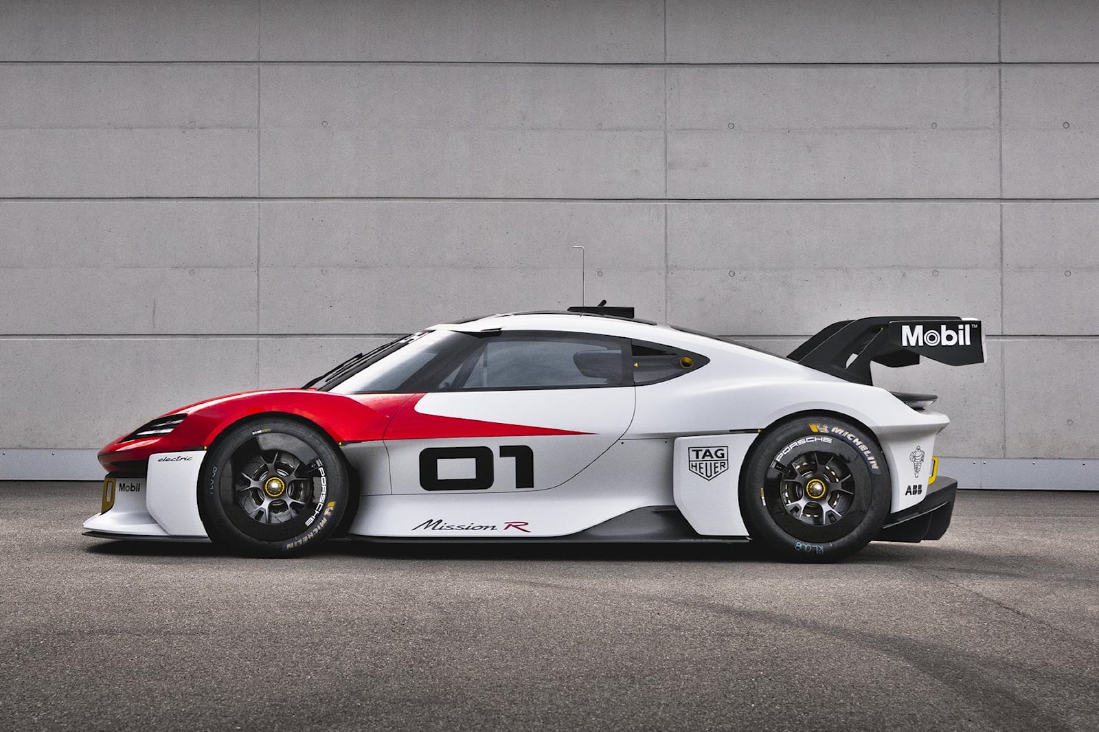 Porsche объявила о намерении поднять цены на свои электромобили в 2023 году, поскольку планирует сохранить высокую прибыль, сообщает Autocar.