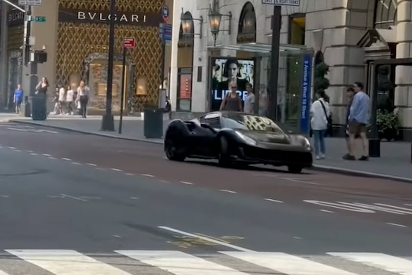 Просматривая видео во второй раз, мы заметили, что Ferrari выполняет эти трюки на 5-й авеню, густонаселенной улице, часто переполненной жителями и туристами. Знаменитая дорога также односторонняя, что делает действия еще более нелепыми.