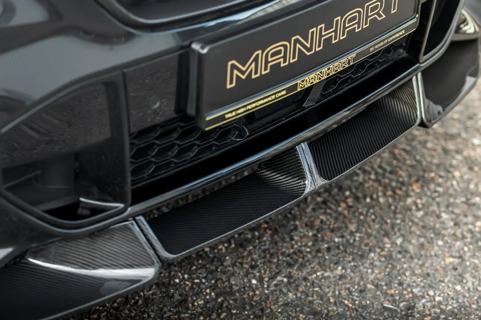 G05 M50d от Manhart основан на X5 до фейслифтинга, поэтому не имеет обновлений стиля по сравнению с последним X5 2024 года. Это не проблема; оригинальный дизайн по-прежнему современен и красив. В черном цвете и с черной решеткой он выглядит довольно 