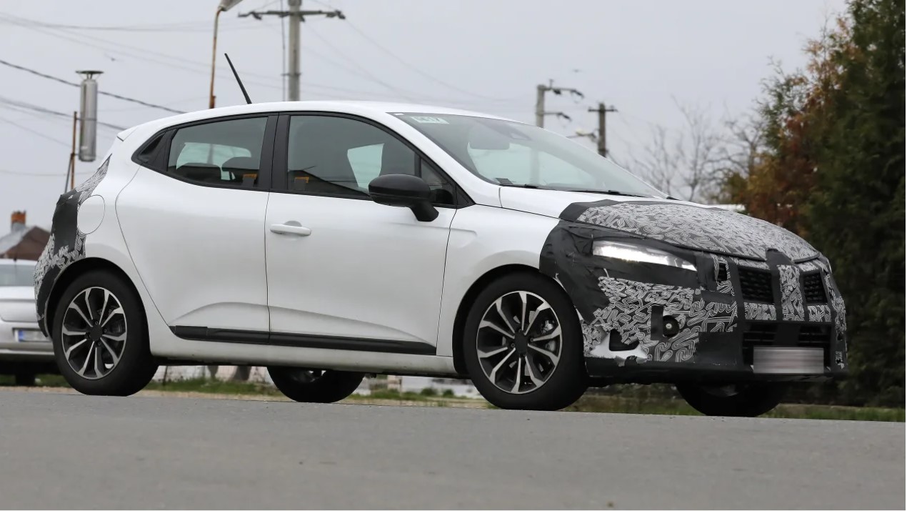 Renault также работает над новым Renault 5, который будет занимать такое же пространство, как Clio, но с полностью электрической трансмиссией. Поскольку Renault 5 появится в 2024 году, мы не ожидаем появления Clio EV в ближайшее время.
