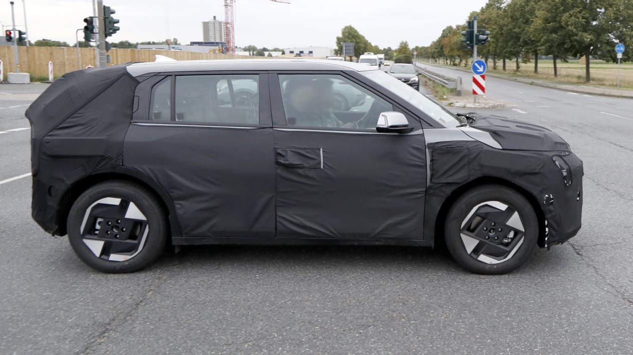 Шпионские снимки, сделанные в Германии, также, кажется, указывают на то, что темный выступ на задней стойке EV6 вышел наружу, как и черные колесные арки. И похоже, что модель близка к производству, поскольку сейчас она находится на дорогах общего пол