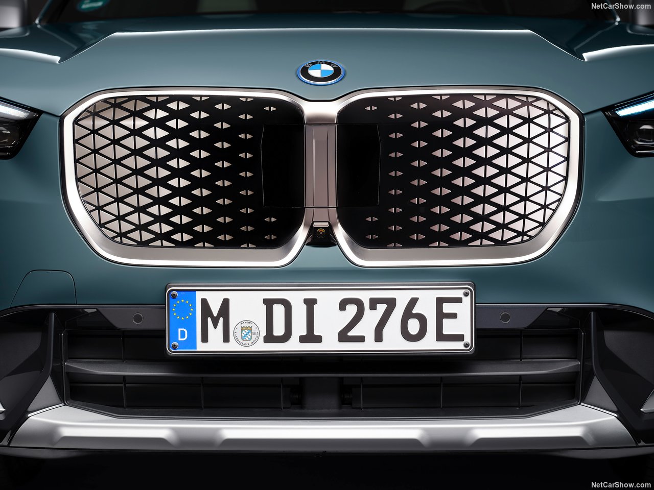 iX1 был представлен в 2022 году и стоит рядом с компактным внедорожником BMW X1 с двигателем внутреннего сгорания, который также может похвастаться большей электрификацией, чем когда-либо, благодаря мягкой гибридной и подключаемой гибридной технологи