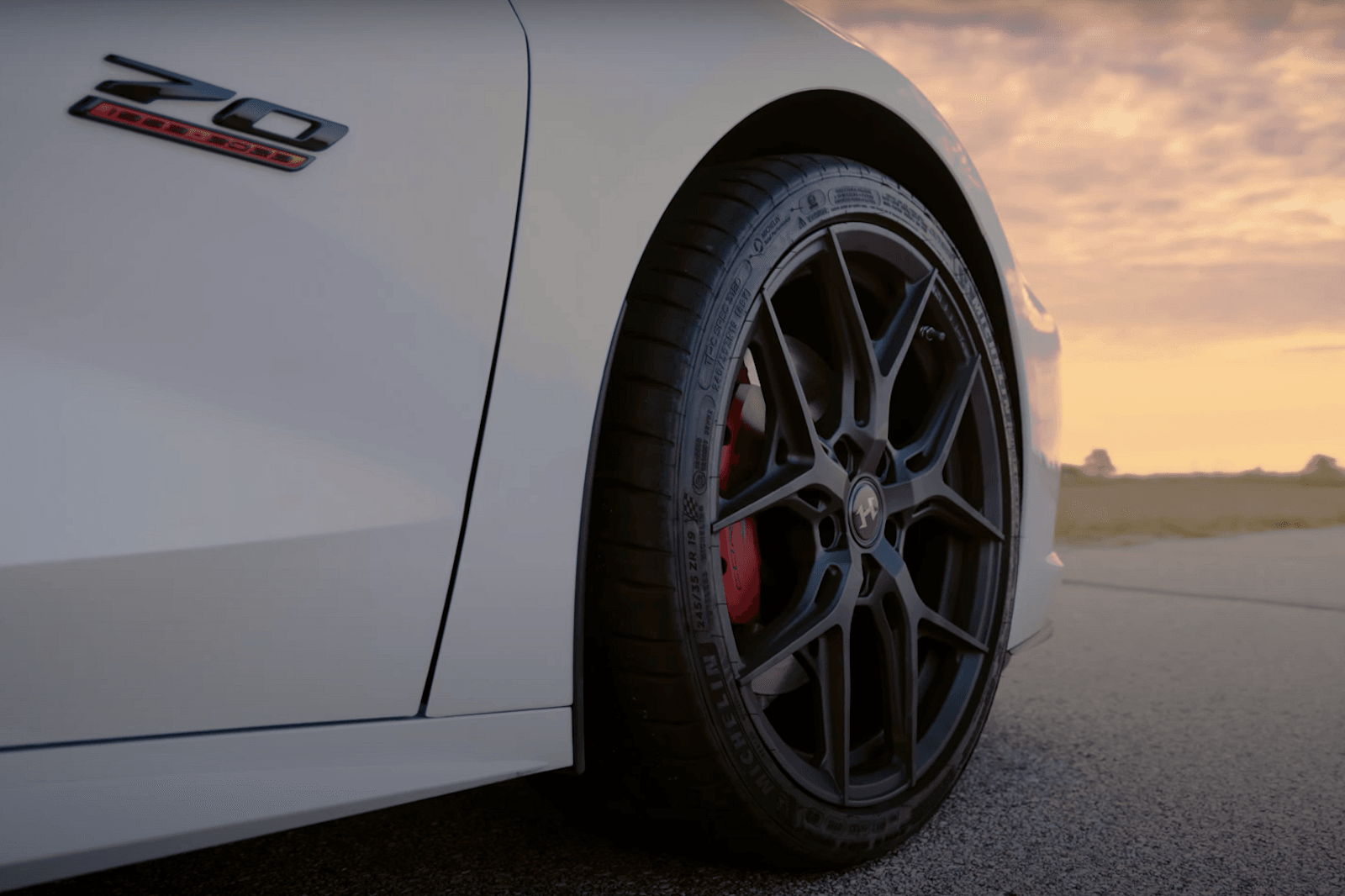 Техасский тюнер рекламирует свой H700 70th Anniversary Chevy Corvette как коллекционную модель, окрашенную исключительно в покрытие White Pearl Metallic или Carbon Flash Metallic, дополненные гоночными полосами. И хотя в комплект поставки 70th Annive