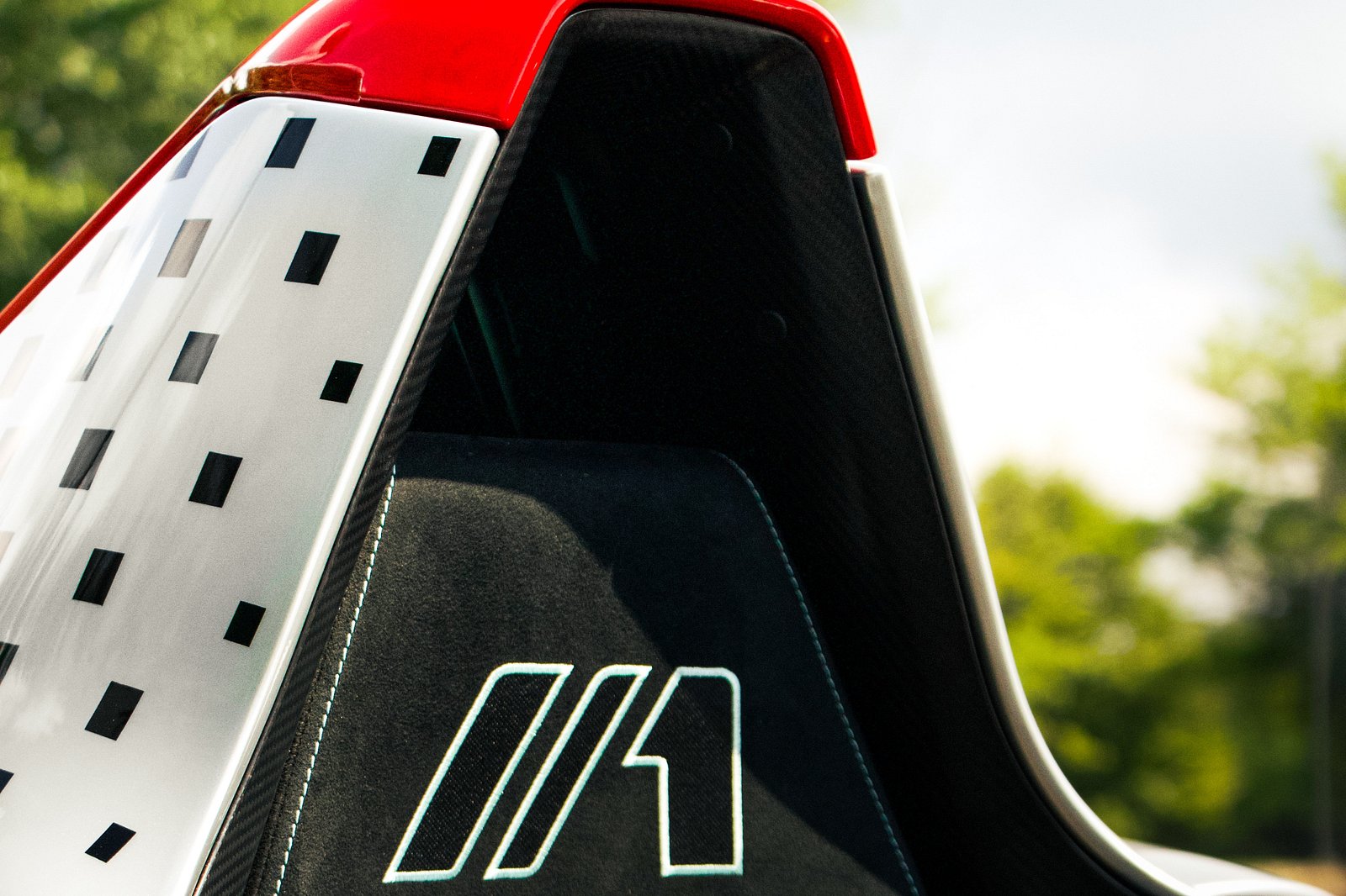 Владелец этого автомобиля прилетел на завод BAC в Ливерпуле, Англия, чтобы отформовать сиденье Mono в соответствии с его точными размерами и изгибами, как это сделал бы гонщик Формулы-1. Рулевое колесо, украшенное полуночным маркером ярко-красного цв