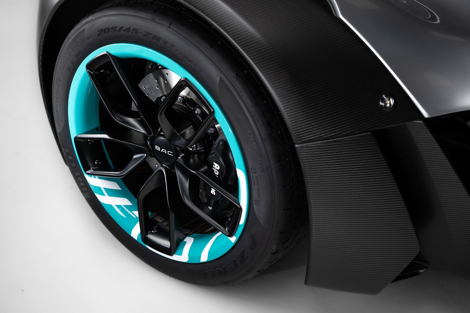 Вы смотрите на самый первый экземпляр нового BAC Mono, и если судить по окраске, то его калифорнийский владелец - большой поклонник Формулы 1 и Mercedes-AMG. BAC Mono с его одноместной компоновкой, радикальной формой и лаконичным кузовом, пожалуй, на