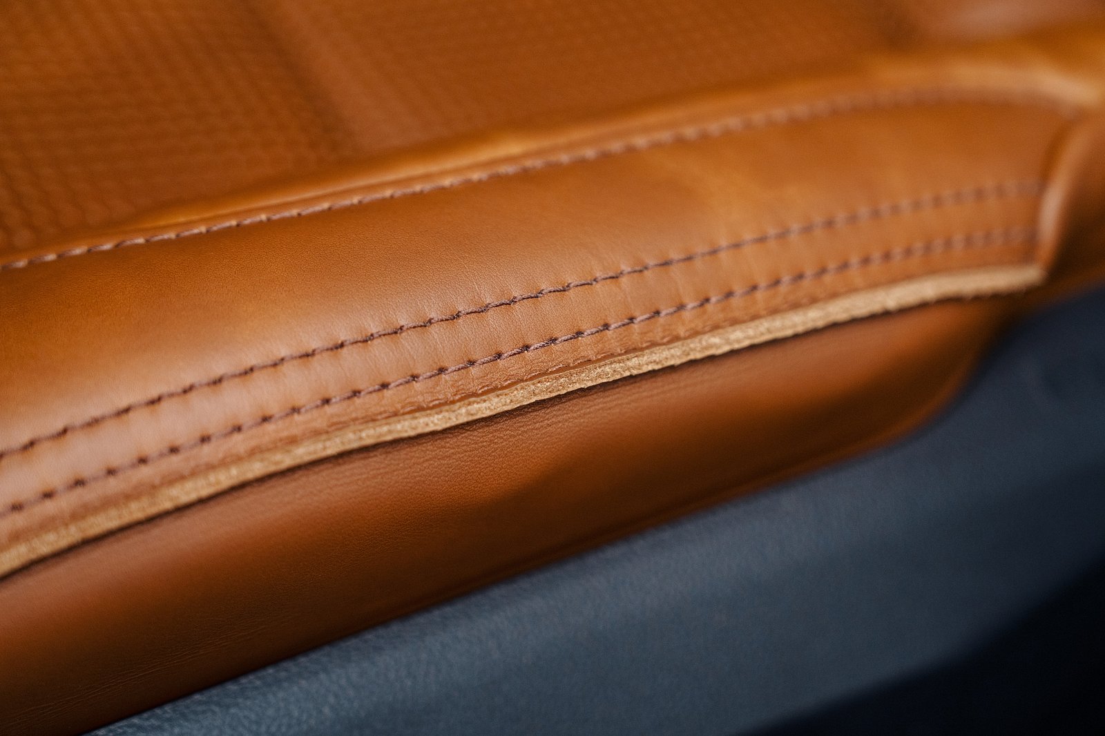 Toyota в сотрудничестве с известной компанией Saddleback Leather Company разработала индивидуальный интерьер с уникальными карманами на спинке сиденья в стиле сумки-мессенджера и характерной ручкой на подлокотнике заднего сиденья.