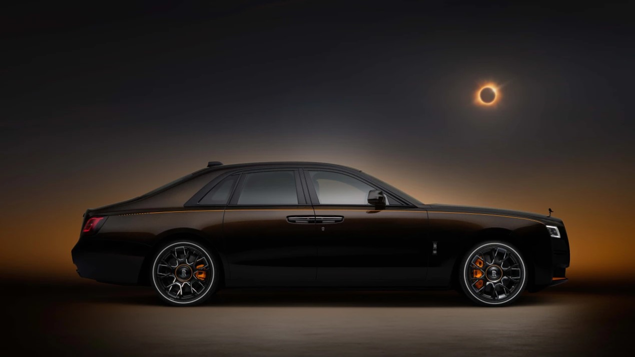 Rolls-Royce Black Badge Ghost Ékleipsis дарит 25 владельцам полное затмение  банковского счета