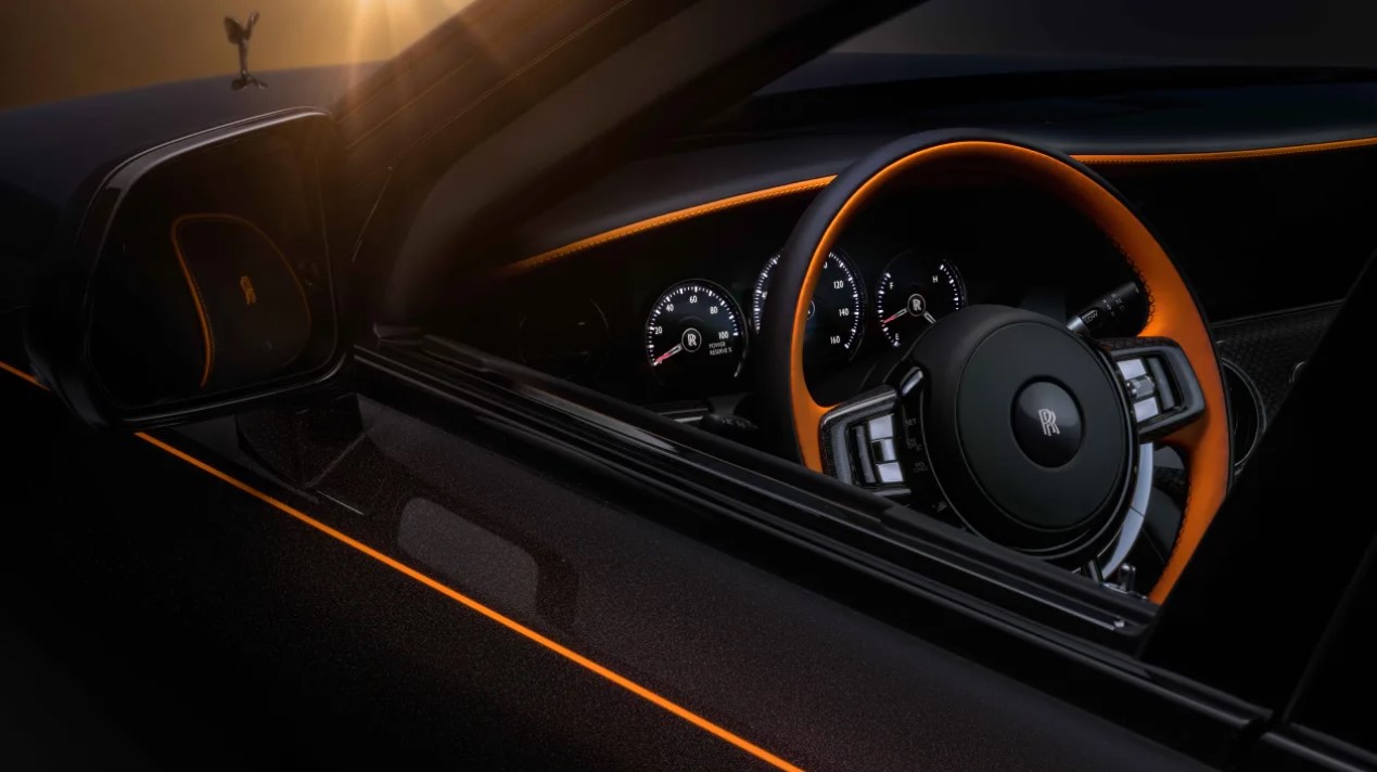 В часах на приборной панели нет оранжевого цвета, но Rolls-Royce добавил к безелю часов в Эклейпсисе бриллиант весом 0,5 карата – впервые для компании. Он призван напомнить об эффекте «бриллиантового кольца», который возникает непосредственно перед и