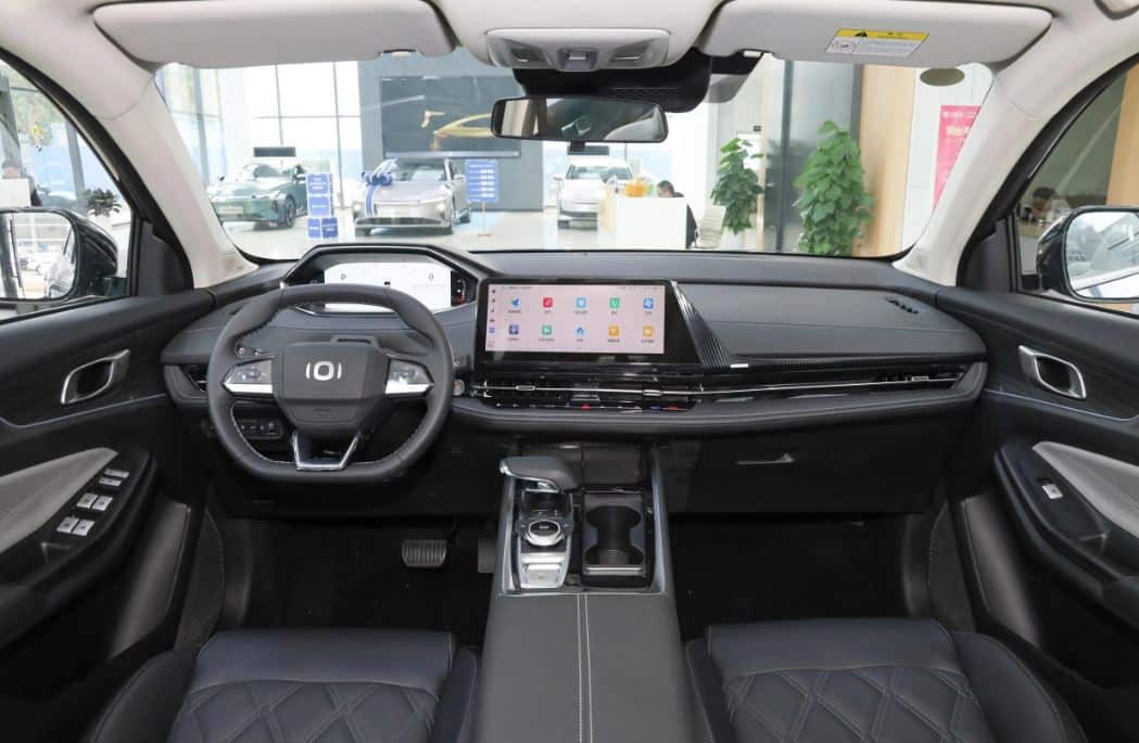 Внутри кабина продолжает дизайнерскую компоновку Changan CS55 Plus третьего поколения, доступного в двух цветах: коричневом и сером. Ожидается, что он будет оснащен 10-дюймовой полной ЖК-панелью приборов, 12,3-дюймовым сенсорным экраном центрального 