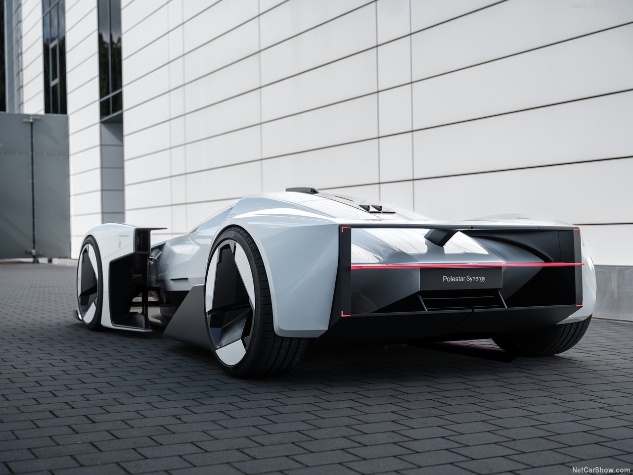 Когда компания Polestar представила свой концепт Synergy на автосалоне в Мюнхене в 2023 году, сразу же заговорили о том, что поразительный суперкар будет запущен в производство. Теперь руководитель отдела дизайна Polestar Максимилиан Миссони повторил