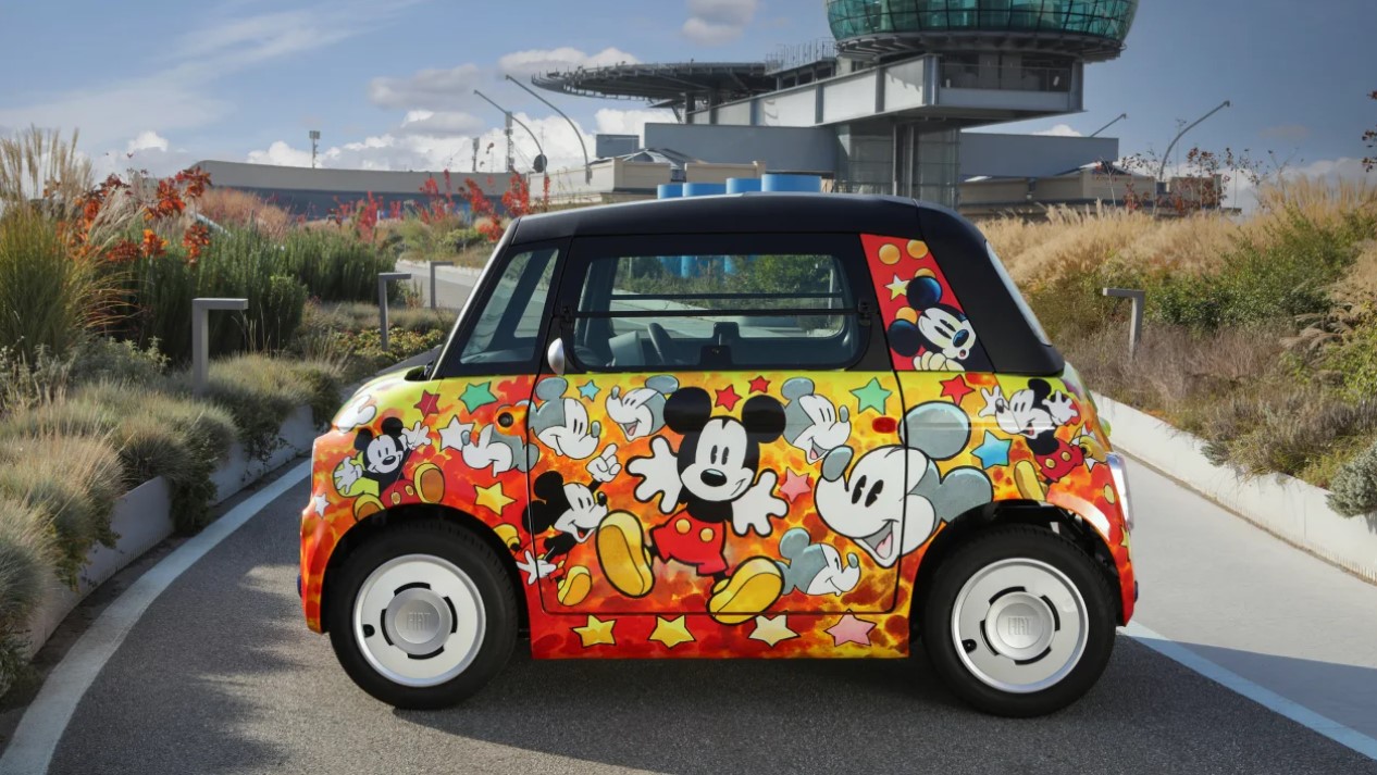 В этом году Fiat отдал дань уважения 100-летнему юбилею Disney, создав пять автомобилей Topolino в стиле Микки Мауса. Они будут выставлены на крыше знаменитого завода Fiat в Линготто, который также отметит свое столетие в 2023 году.