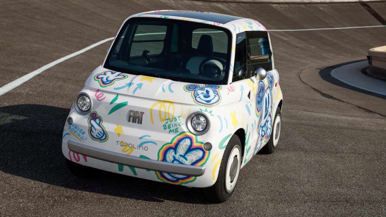 В этом году Fiat отдал дань уважения 100-летнему юбилею Disney, создав пять автомобилей Topolino в стиле Микки Мауса. Они будут выставлены на крыше знаменитого завода Fiat в Линготто, который также отметит свое столетие в 2023 году.
