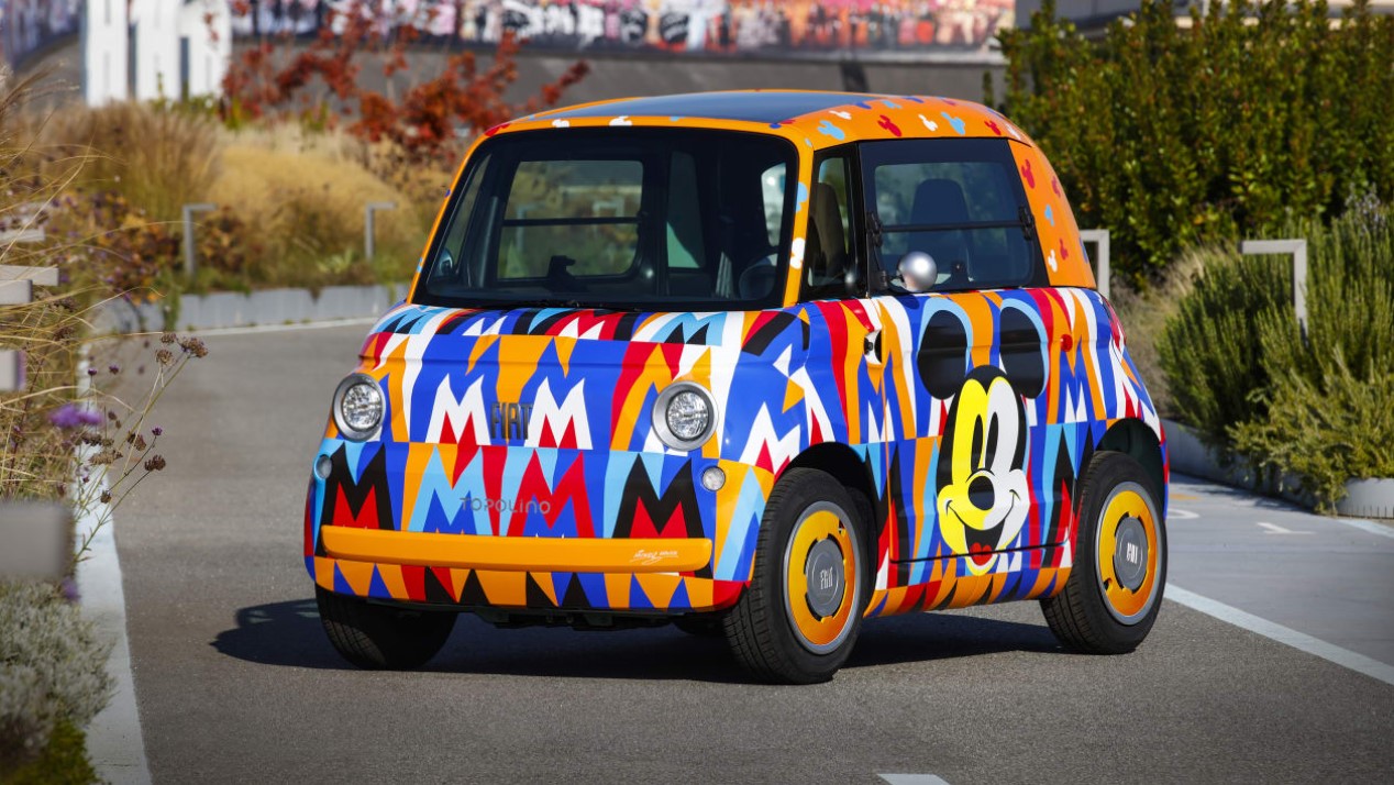 Крошечный электромобиль Fiat претерпел значительные изменения благодаря пяти уникальным раскраскам в стиле Диснея