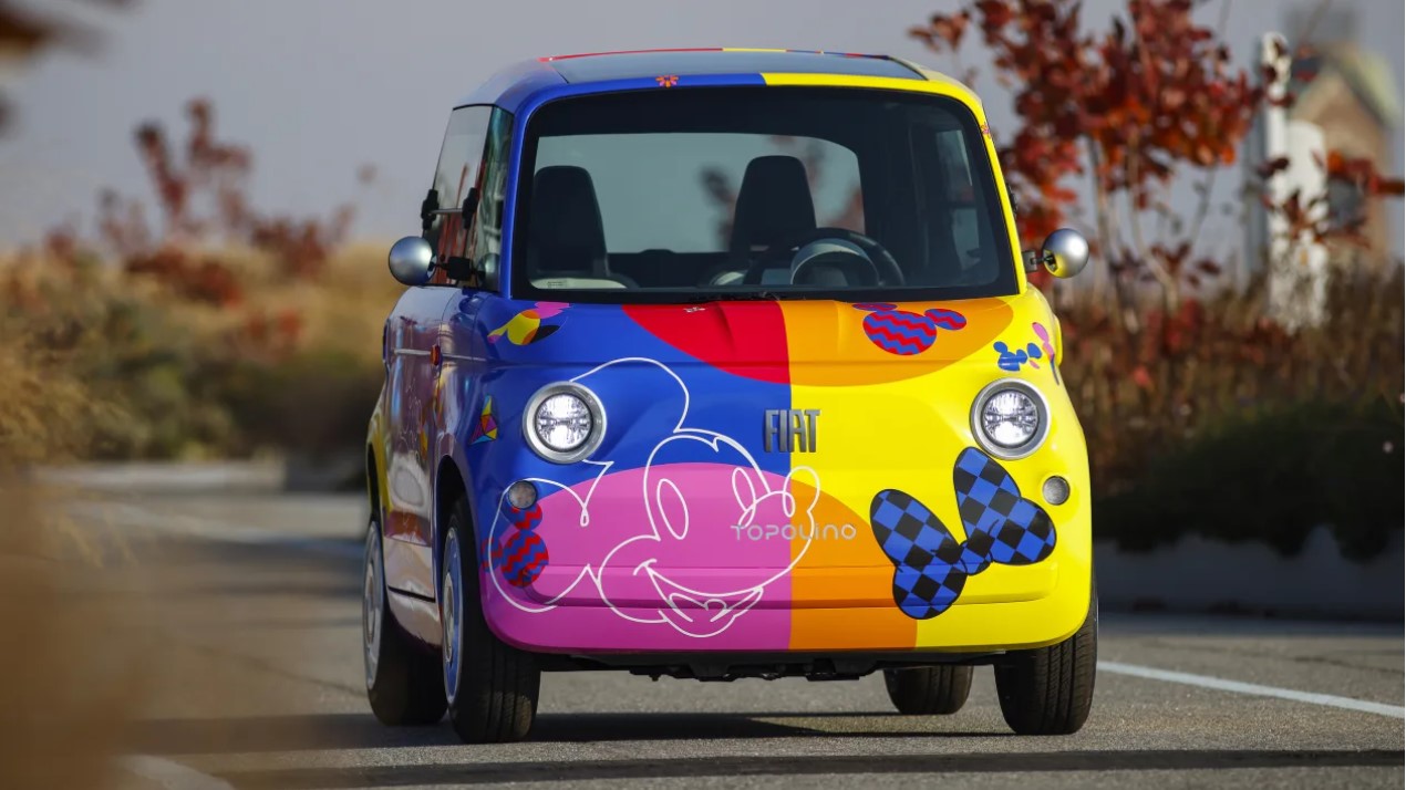Генеральный директор Fiat Оливье Франсуа выступил на презентации автомобилей с Микки Маусом: «Fiat и Disney связаны друг с другом, поскольку они оба празднуют 100-летие. Два Тополино — символ Диснея и самый первый Fiat 500 — десятилетиями вдохновляли
