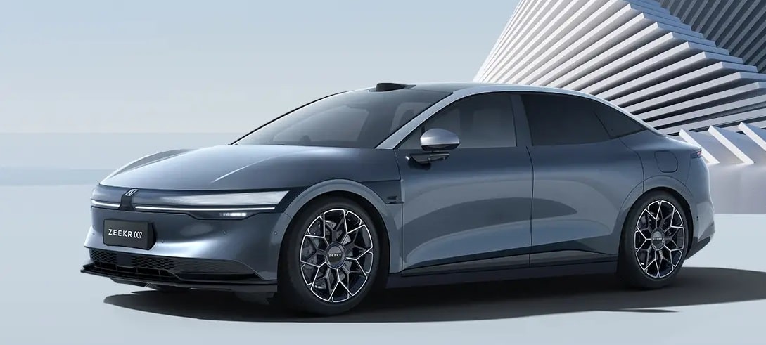 Второй вариант &mdash; аккумулятор Qilin от CATL с более дорогим химическим составом NMC и лучшей плотностью энергии, обеспечивающий запас хода 870 км. По словам Зика, благодаря архитектуре на 800 В аккумулятор может зарядиться до 610 км за 15 минут зарядк