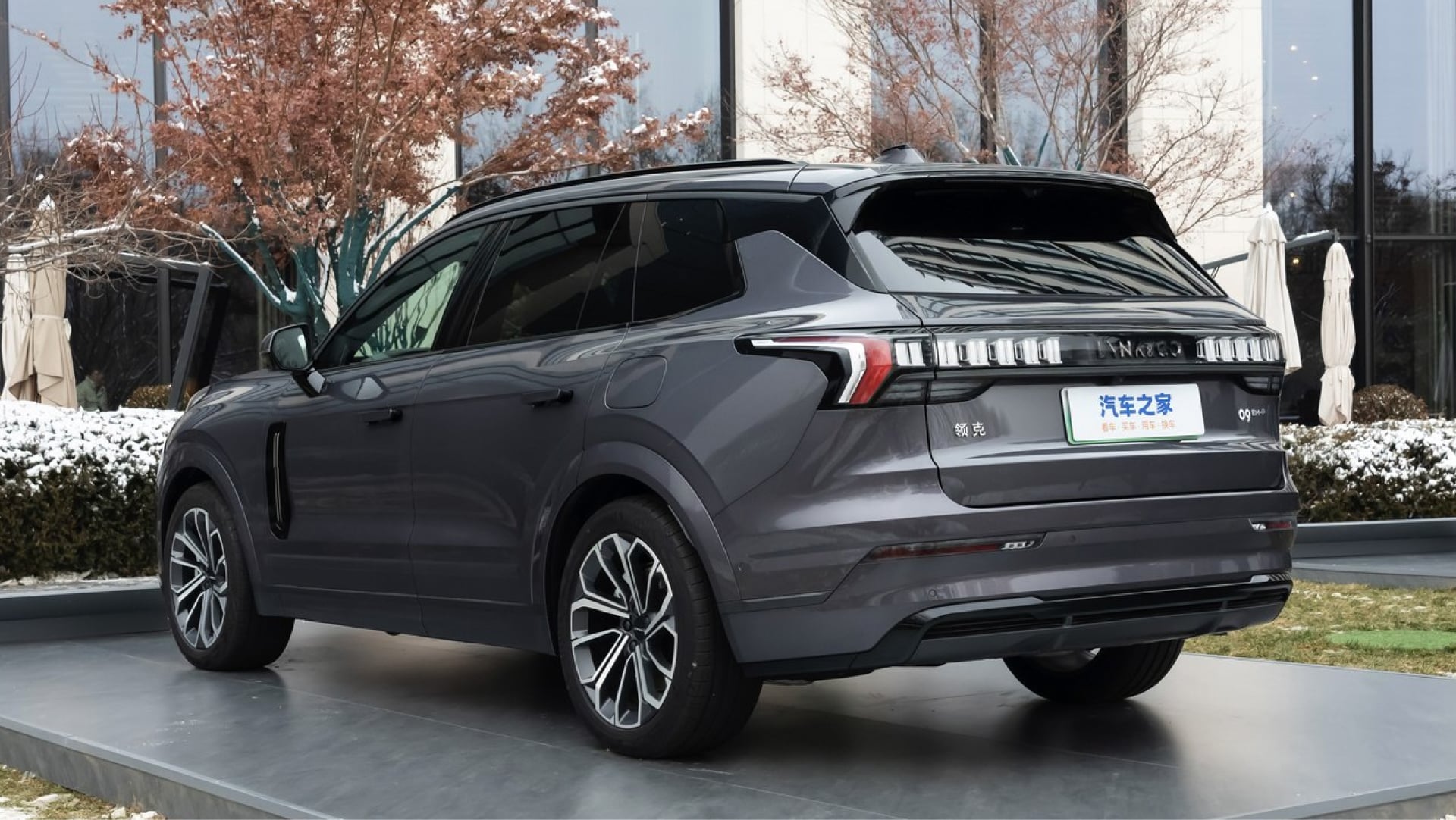 Эта разработка знаменует собой еще один шаг в эволюции бренда, основанного на Партнерство между Geely и Volvo (приобретено Geely в 2010 году), которое началось в 2016 году.