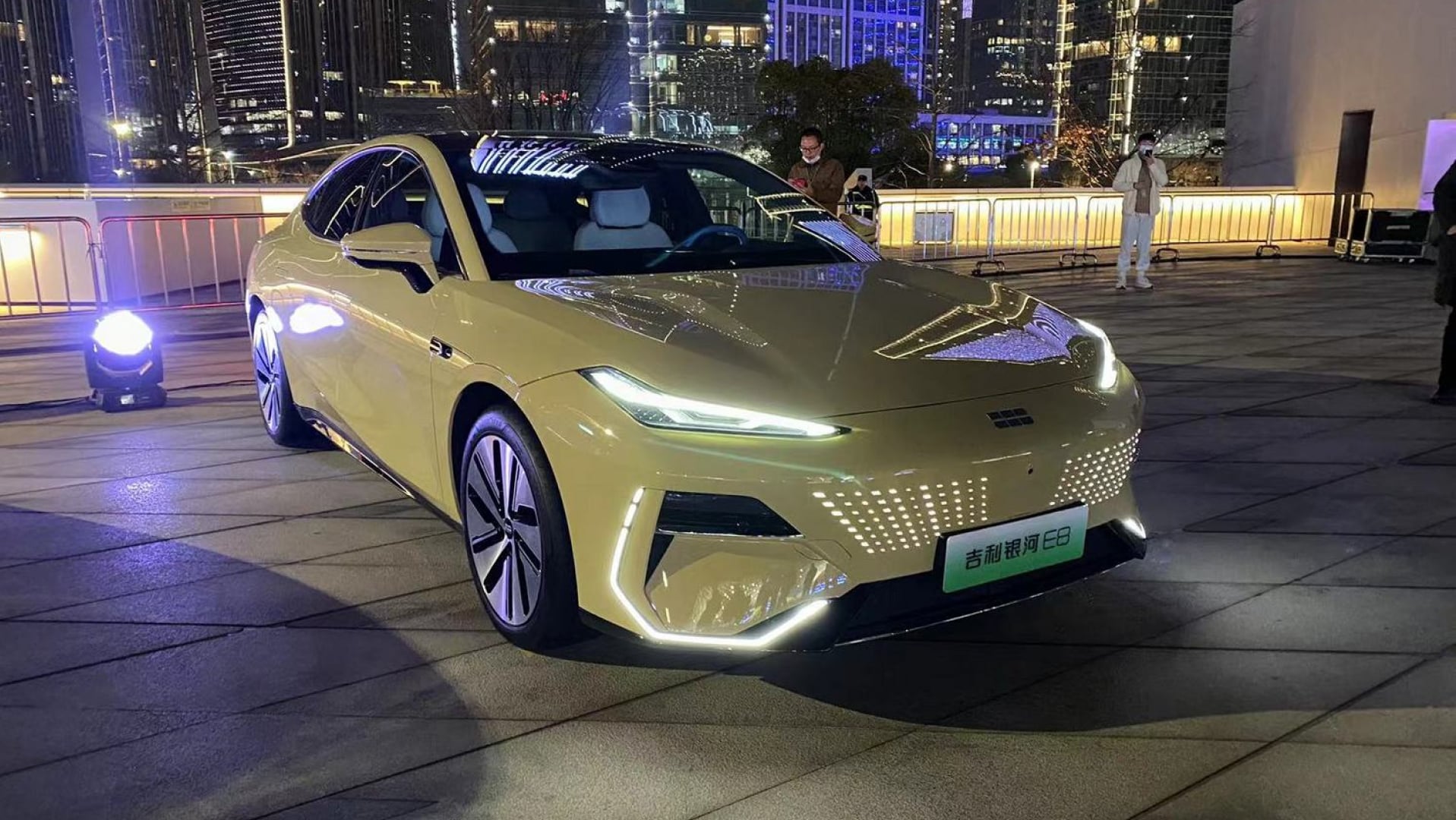 Geely Galaxy E8 поступил в Китай