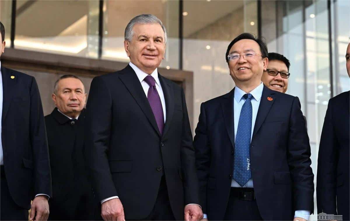 Этот визит совпадает с государственным визитом Мирзиёева в Китай с 23 по 25 января. Его экскурсия по штаб-квартире BYD была частью более широкого взаимодействия с китайскими предприятиями. Узбекско-Китайский инвестиционный форум, прошедший 25 января 
