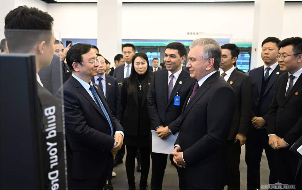В ходе своего визита президент Мирзиёев стал свидетелем демонстрации лезвийной батареи BYD, получив представление о безопасности и технологических аспектах продукции BYD. Он также наблюдал за способностью Yangwang U8 разворачиваться на месте на демон