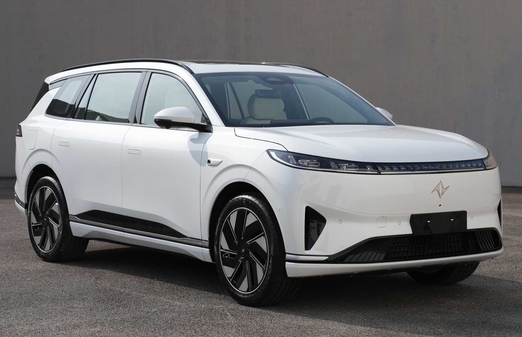 «eπ» — это новый бренд электромобилей высокого класса под брендом Dongfeng Aeolus, представленный в апреле прошлого года на Шанхайском автосалоне. eπ 007 — ее первый автомобиль, дебютировавший в прошлом году 10 ноября в Китае. Поставки начнутся в мар