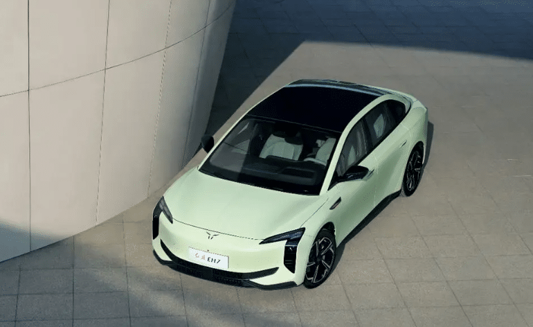 Полностью электрический седан Hongqi EH7 выходит на рынок Китая по цене 3 млн рублей