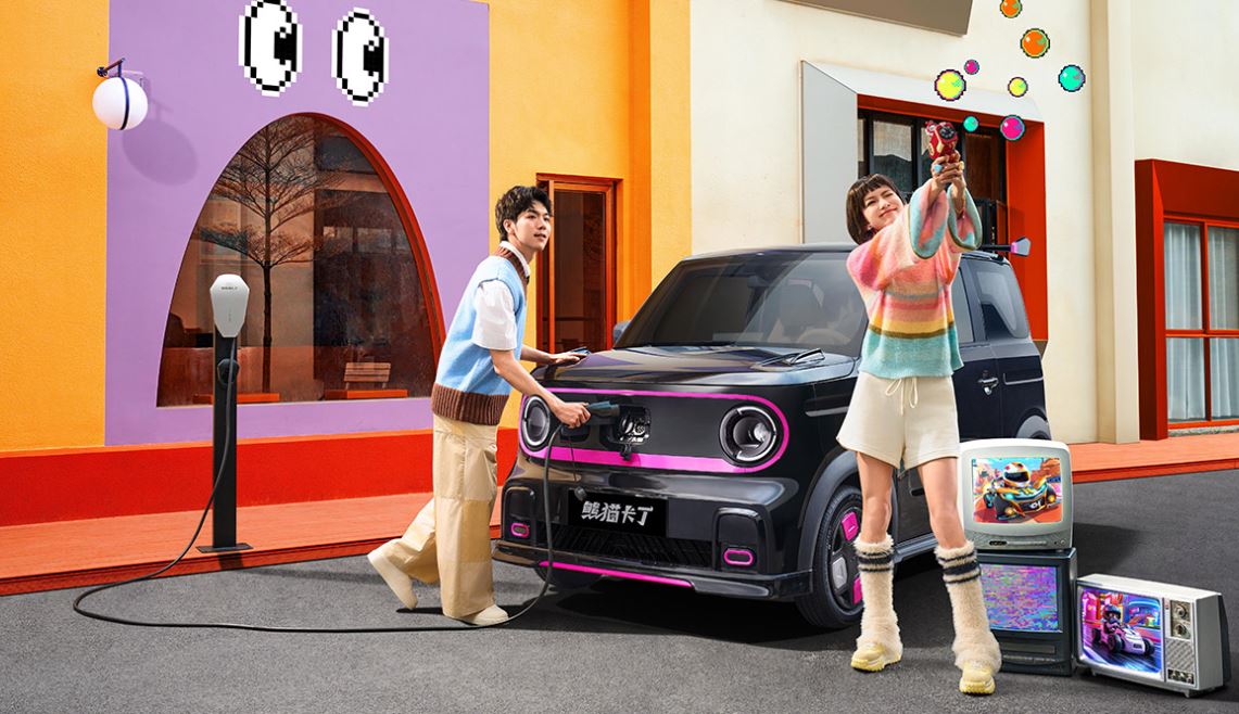 9 мая состоится презентация новой модели Panda Mini EV — Go Kart Edition от компании Geely. Предварительные продажи автомобиля начались в конце апреля по цене 48 900 юаней (6800 долларов США).
