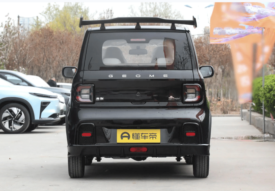 9 мая состоится презентация новой модели Panda Mini EV — Go Kart Edition от компании Geely. Предварительные продажи автомобиля начались в конце апреля по цене 48 900 юаней (6800 долларов США).