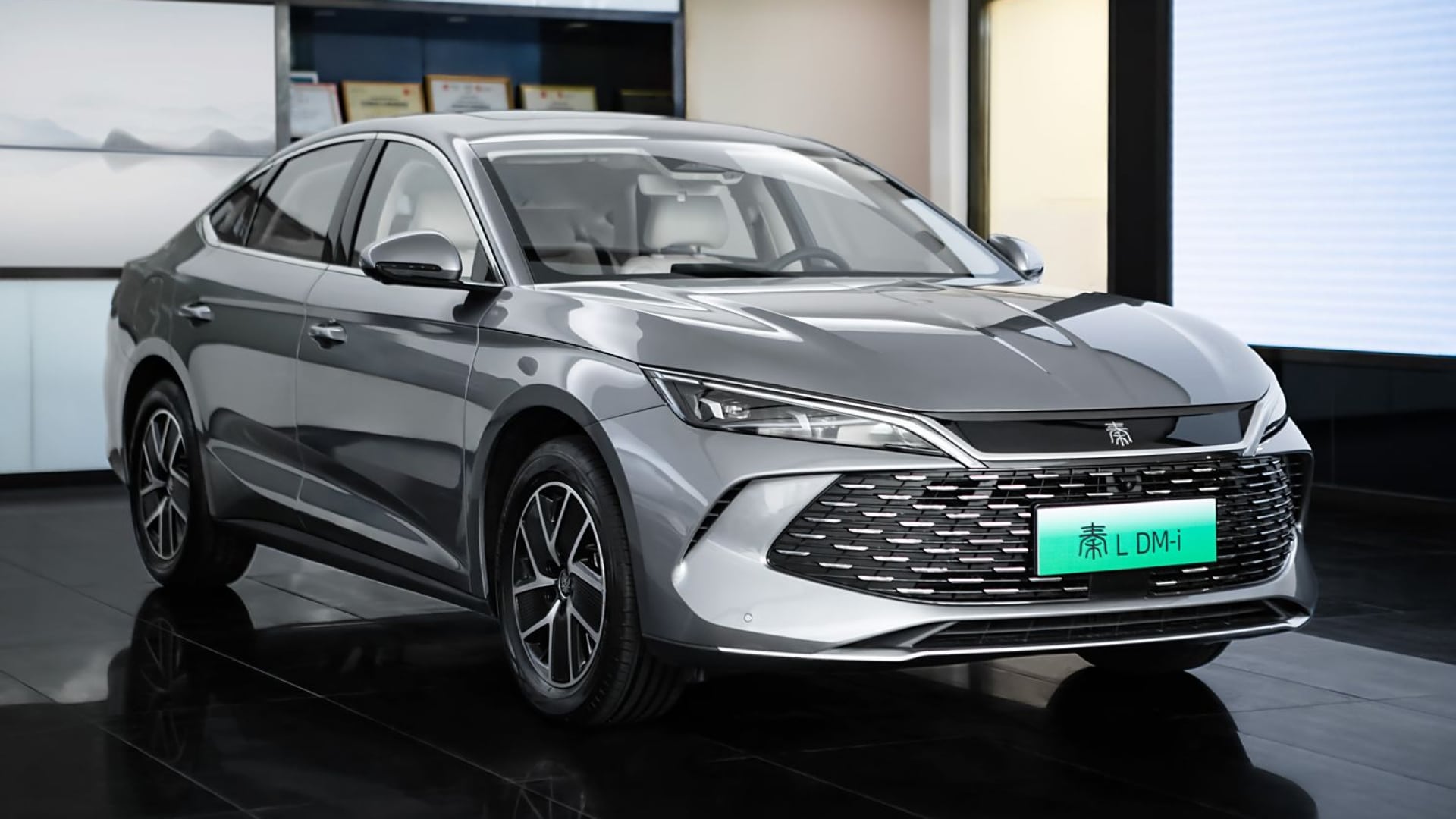 В первом квартале 2024 года совокупные продажи третьего поколения достигли 107 489 единиц, в результате чего Qin Plus стал самым продаваемым автомобилем в Китае. BYD планирует выпустить более дорогой автомобиль этой серии. И Qin L DM-i стал первым пр