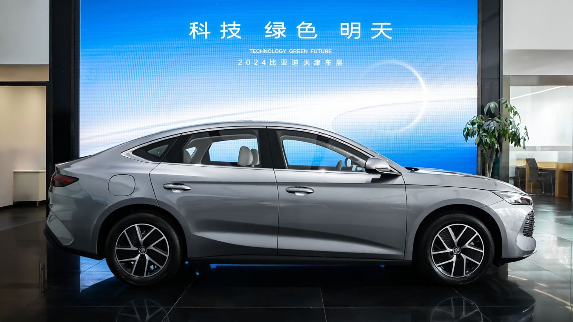 Седан BYD Qin L DM-i уже поступил к дилерам в Китае, опережая начало продаж, запланированное на 29 мая