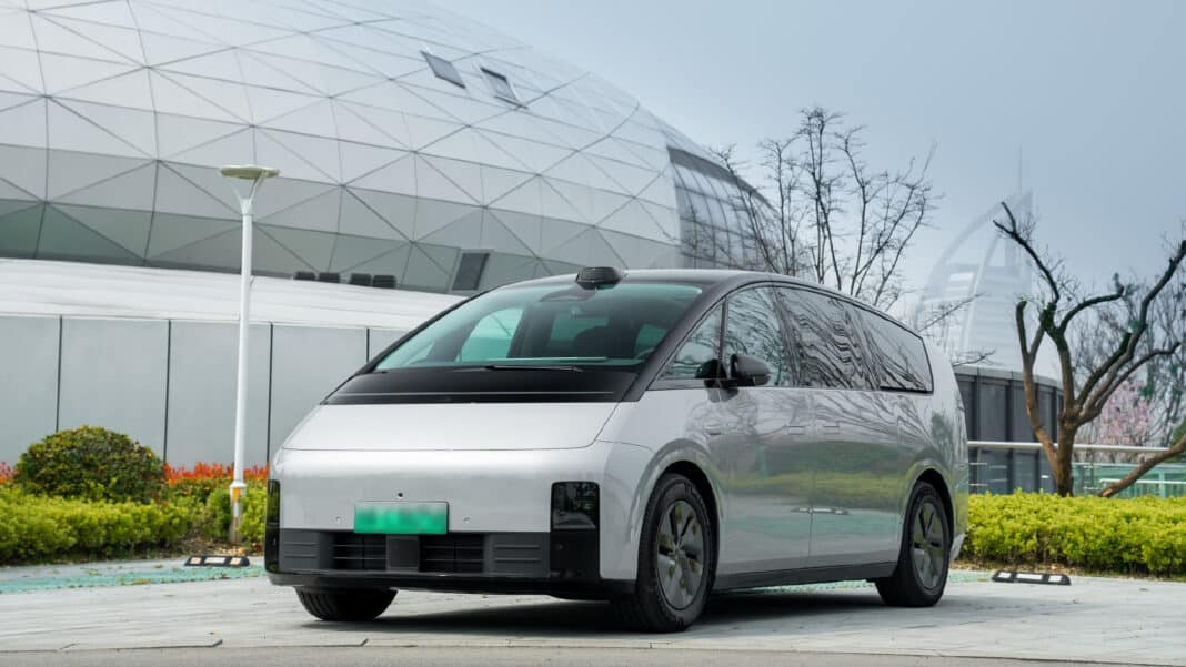 Li Auto — это стартап, основанный в 2015 году. Компания известна как производитель кроссоверов EREV (электромобилей с увеличенным радиусом действия). Однако в 2023 году Li Auto объявила о переходе в сегмент BEV (полностью электрических автомобилей). 