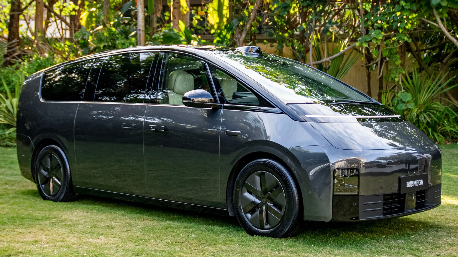 Li Auto — это стартап, основанный в 2015 году. Компания известна как производитель кроссоверов EREV (электромобилей с увеличенным радиусом действия). Однако в 2023 году Li Auto объявила о переходе в сегмент BEV (полностью электрических автомобилей). 