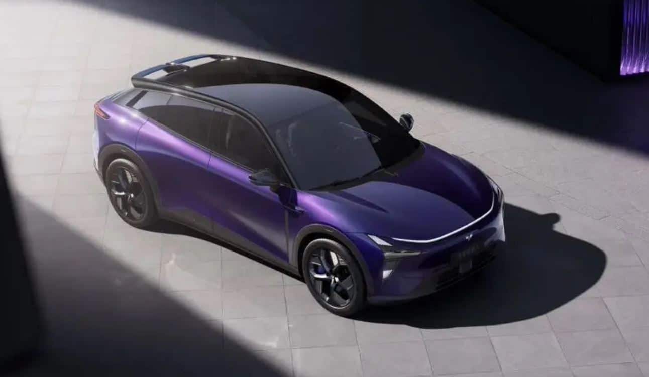 Дизайн нового автомобиля соответствует существующей модели, но есть одно заметное обновление — добавлен электрический спойлер
